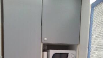 Réfrigérateur, micro-ondes, plaque de cuisson, cafetiÚre/bouilloire