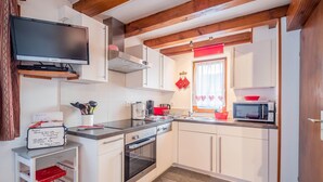 Coffee/tea maker, fridge, microwave, oven - Pavillon Pinot Noir (Cottage) with terrace and parking (Kaysersberg Vignoble)