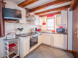 Een koelkast, een microgolfoven, een oven, een vaatwasser