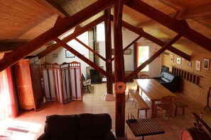 Téléviseur, foyer, livres