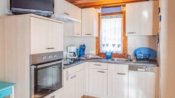 JÀÀkaappi, mikroaaltouuni, uuni, astianpesukone