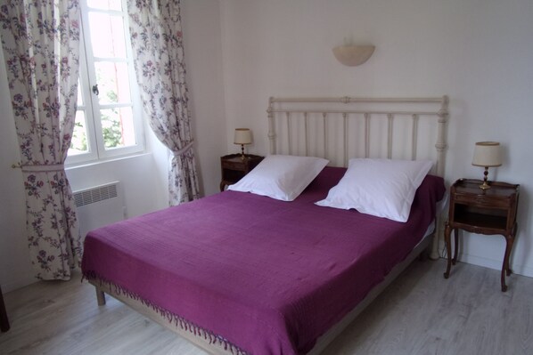 1 chambre, fer et planche à repasser, accès à Internet