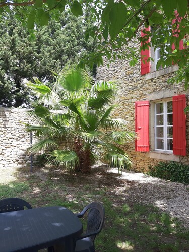Wohnung in einem provenzalischen Bauernhaus in der Landschaft von Orange