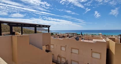 Wohnung mit fantastischer Aussicht, 400 m vom Meer, 2 Schlafzimmer, 5 Personen