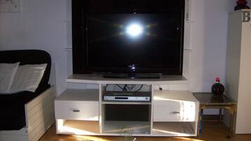 Télévision, lecteur de DVD, livres, médiathèque