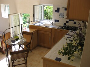 Kühlschrank, Ofen, Herdplatte, Wasserkocher mit Kaffee-/Teezubehör