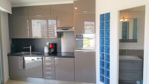 Fridge, microwave, oven, stovetop - Magnificent Studio Roof Terrace Panoramic View Clim Plein Centre 3 min Plage (Antibes)