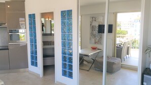 Un apartamento moderno con cocina, comedor y balcón.