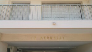 Fachada de un edificio con un balcón y un cartel que dice "LE BERKELEY".