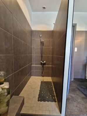 Douche, sèche-cheveux, serviettes fournies