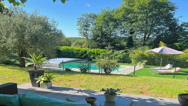 A patio area with outdoor furniture, a pool, and surrounding greenery. - Daniela's House in Peace and Comfort (Sarlat-La-Canéda)