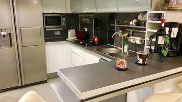 Fridge, microwave, stovetop, dishwasher