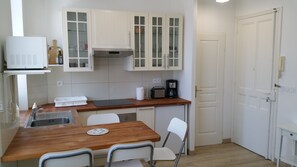 ثلاجة، ميكروويف، فرن، موقد طهي مسطح