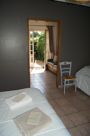 1 habitación, tabla de planchar con plancha y cuna de viaje 