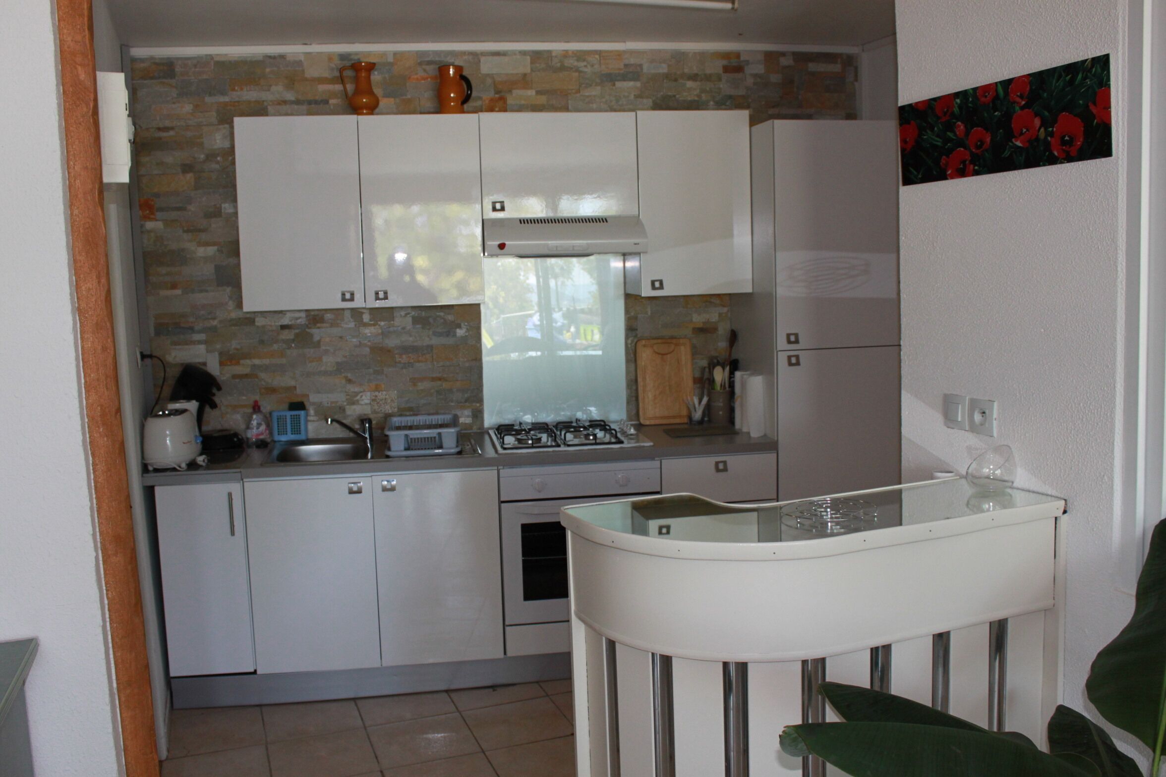 Een koelkast, een microgolfoven, een oven, een kookplaat