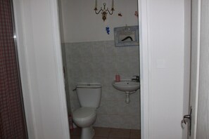 Dusj, hårføner, håndklær og toalettpapir