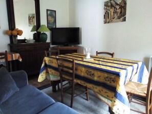 Televisión, reproductor de DVD, biblioteca de música, videoteca