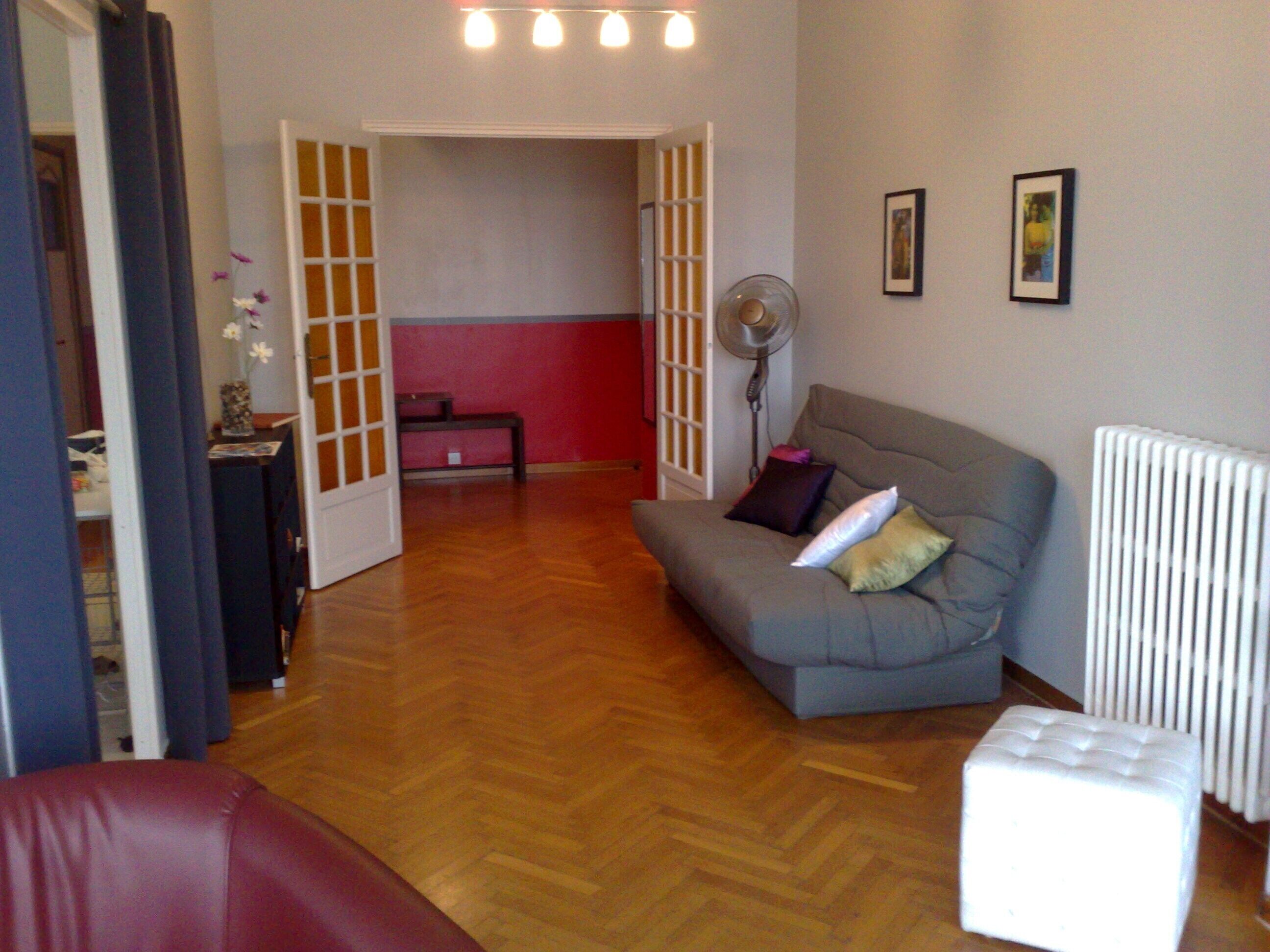 LCD-Fernseher, DVD-Player, Bücher, Stereoanlage