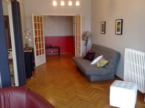 Télévision LCD, lecteur de DVD, livres, chaßne hi-fi