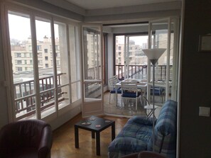 Téléviseur ACL, lecteur de DVD, livres, chaîne audio
