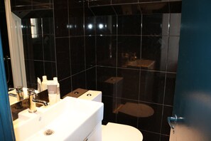 Shower, hair dryer, towels, toilet paper - Chiado/Bairro Alto. historic center, 3 bedrooms, modern design, fully equipped (Lisboa)