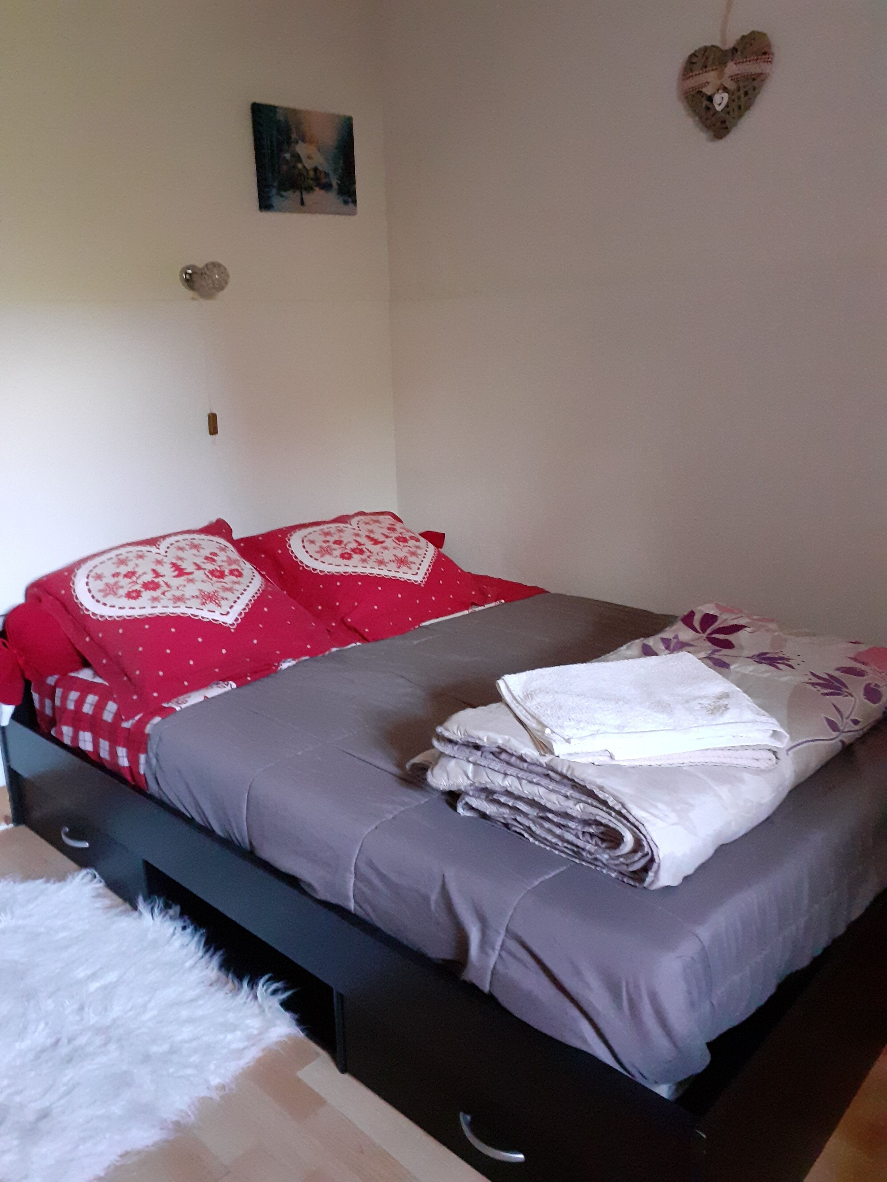 Een strijkplank/strijkijzer, reisbedje, gratis wifi, beddengoed