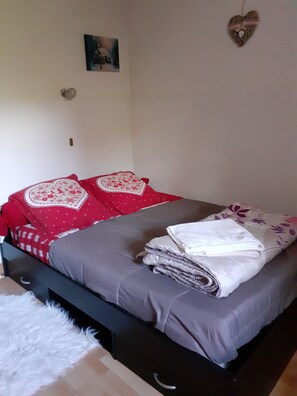 Fer et planche à repasser, lit parapluie, Wi-Fi gratuit, draps fournis