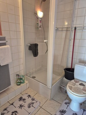 Dusche, Haartrockner, HandtĂŒcher, Seife