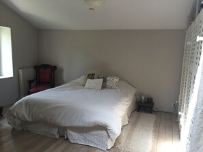 2 bedrooms, iron/ironing board, WiFi