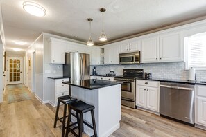 Kjøleskap, mikrobølgeovn, ovn og kokeplater