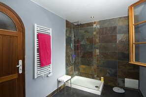 Douche, séchoir à cheveux, serviettes fournies, papier de toilette