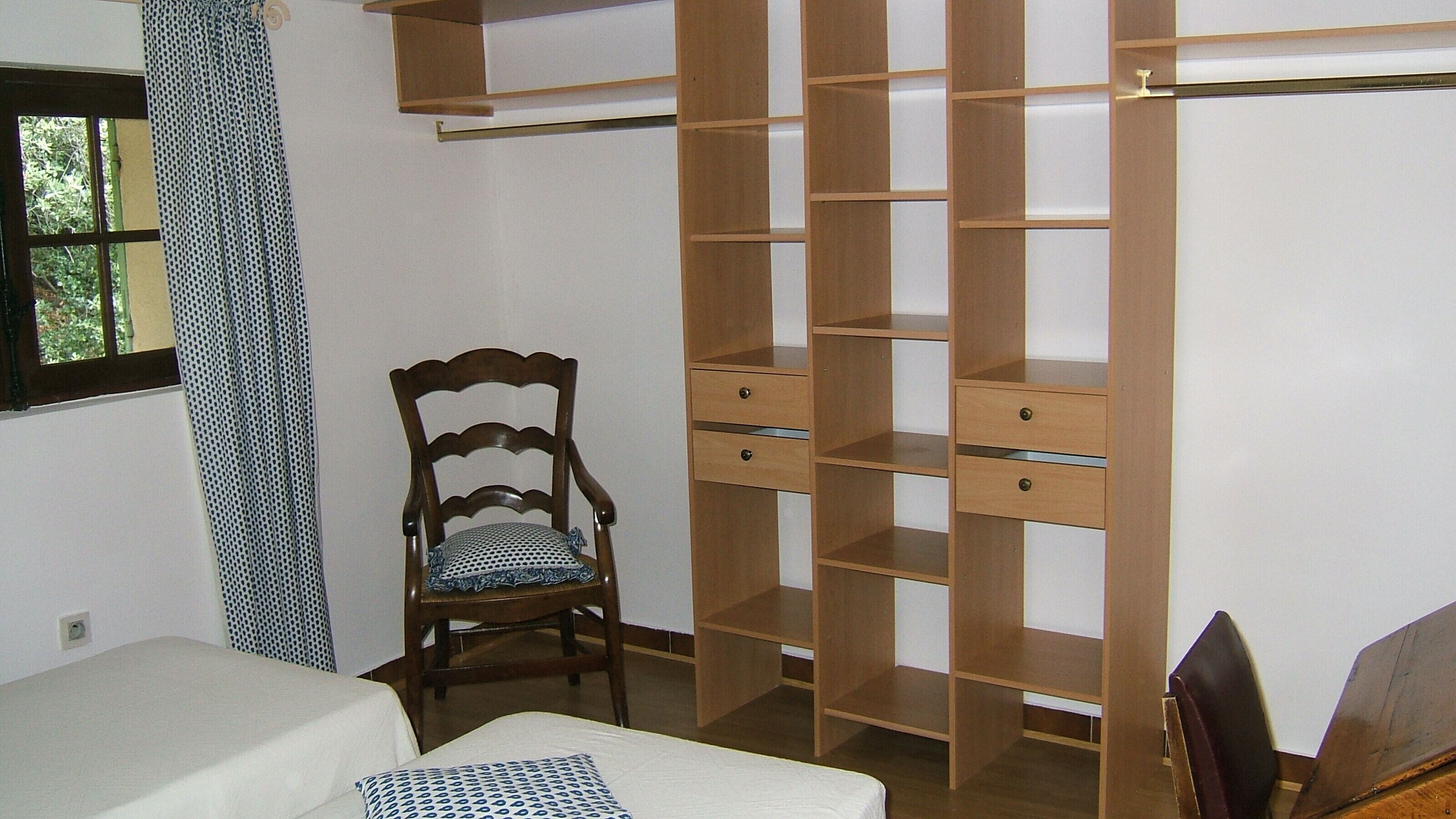 2 chambres, fer et planche à repasser