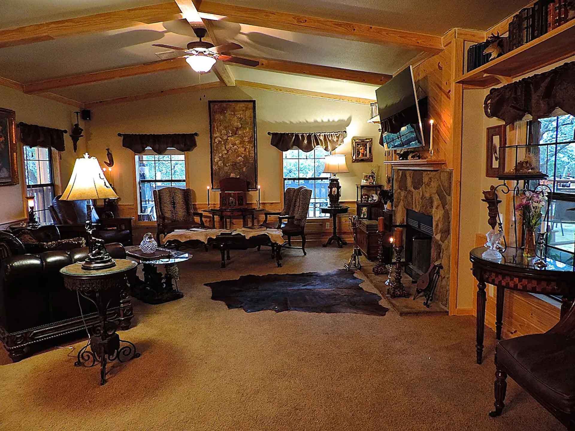 Smart-TV, Kamin, DVD-Player, Bücher