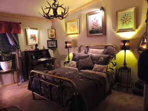 6 bedrooms, desk, iron/ironing board, travel cot