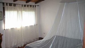 A room with a bed under a canopy, white curtains, and a wooden ceiling. - 'Villino flaminio - Your cottage at Rome in a park ! (Roma, Monte Caminetto)