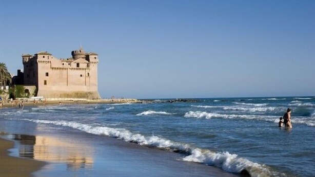 A castle by the sea with waves crashing onto the shore. - 'Villino flaminio - Your cottage at Rome in a park ! (Roma, Monte Caminetto)