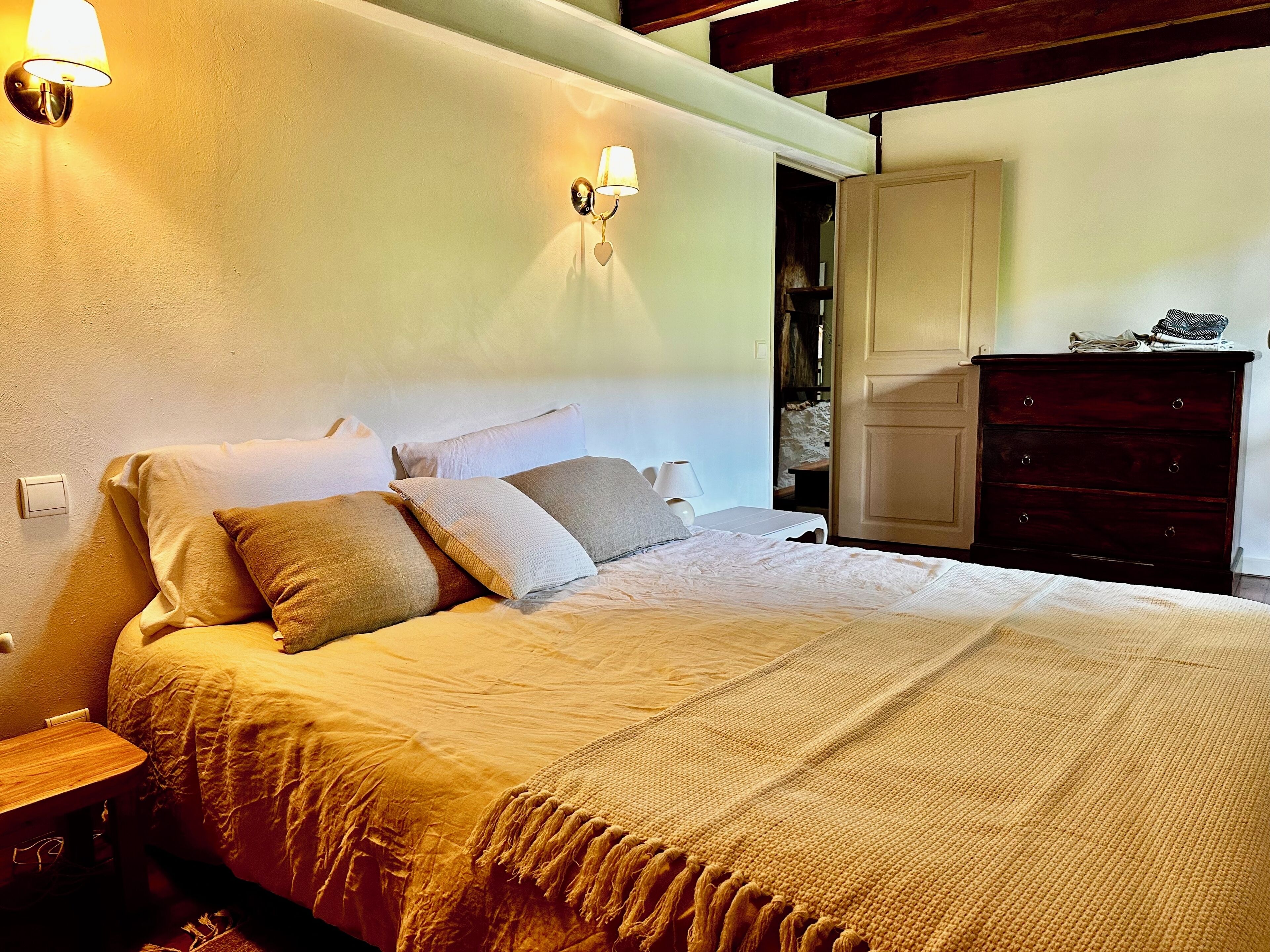 3 chambres, fer et planche à repasser, Wi-Fi, draps fournis