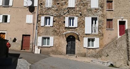 Hamlet ZITAMBOLI 900m merenpinnan yläpuolella ja 1 tunnin päässä merestä escala retkiä