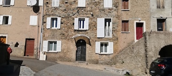 hamlet of ZITAMBOLI 900m above sea level and 1 hour from the sea escala hikes