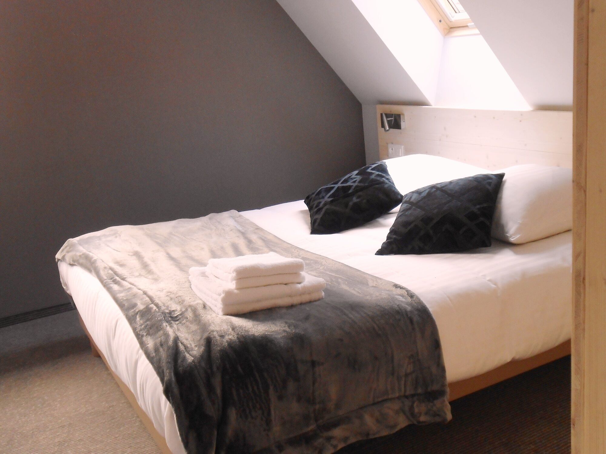 3 bedrooms, soundproofing, iron/ironing board, travel cot