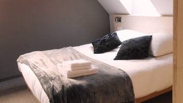 3 bedrooms, soundproofing, iron/ironing board, travel cot