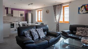 Télévision, lecteur de DVD, livres