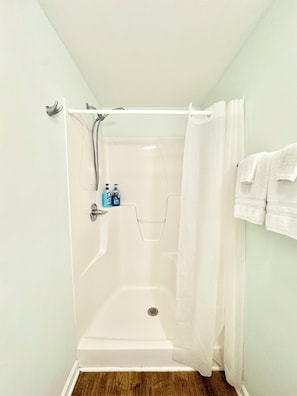Shower, hair dryer, towels, soap - Oceanside DUNESCAPE Studio•Direct Access to Secluded Beach•WiFi•Pool (Atlantic Beach)