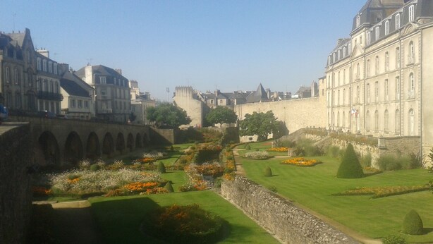 A historic courtyard with a stone wall, arched bridge, and manicured gardens. - Studio near the marina of Vannes, for 4 people  (Vannes)