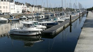 A marina with boats docked along a waterfront, a dock extending into the water, and buildings in the background. - Studio near the marina of Vannes, for 4 people  (Vannes)