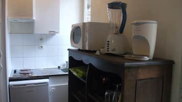 Réfrigérateur, micro-ondes, plaque de cuisson, cafetiÚre/bouilloire