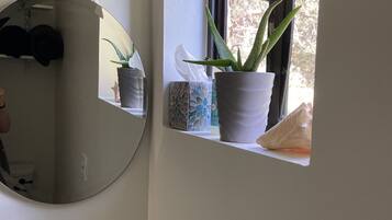 Een douche, een haardroger, handdoeken, zeep