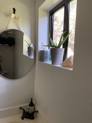 Dusj, hårføner, håndklær og såpe