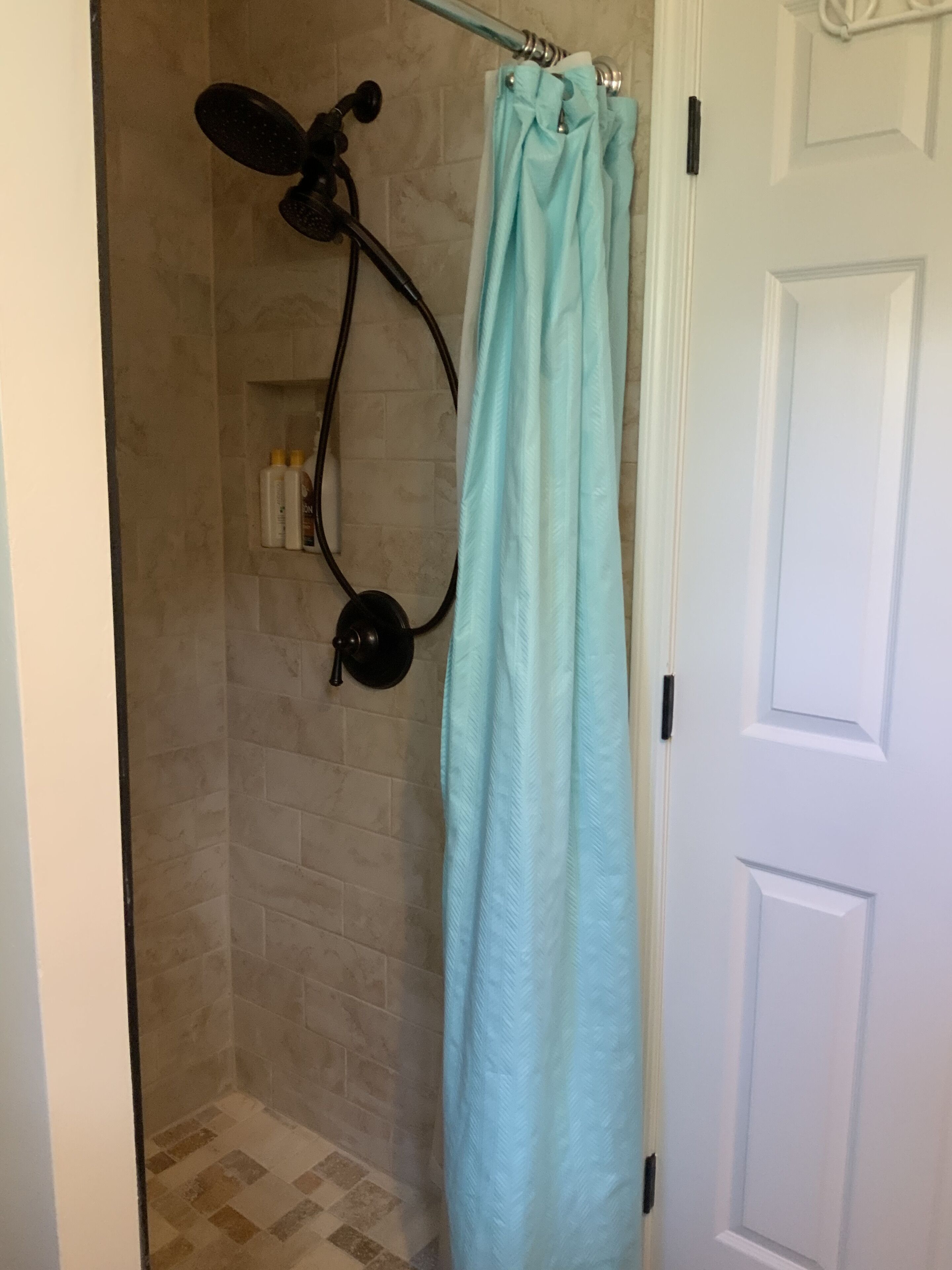 Een douche, een haardroger, handdoeken, zeep