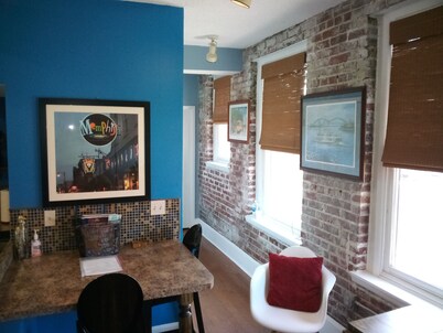 Fabulous downtown condo! 